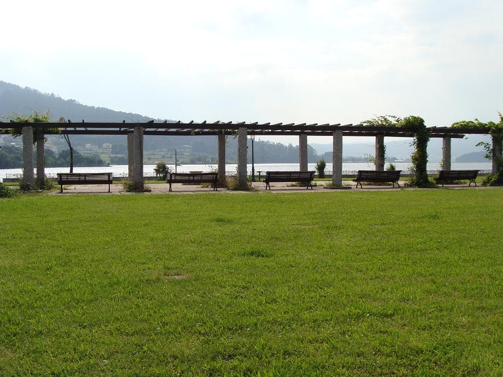 Zona verde y paseo junto a la ría de Noia